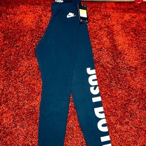 NEW Nike women’s Essential High Rise Leggings